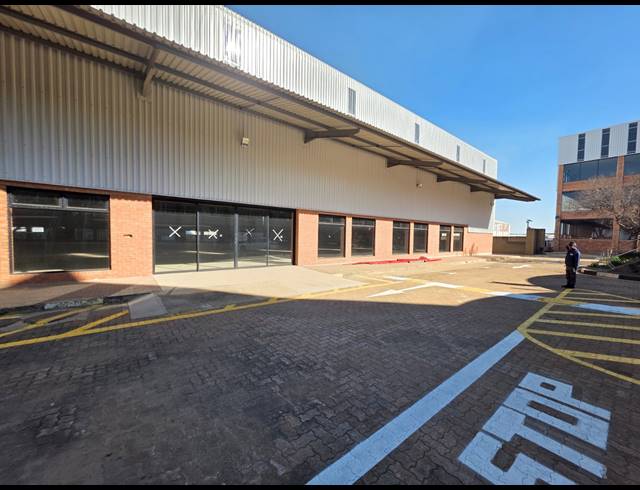 2,199M² WAREHOUSE TO LET IN CROWN